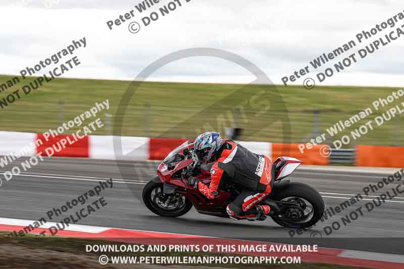 cadwell no limits trackday;cadwell park;cadwell park photographs;cadwell trackday photographs;enduro digital images;event digital images;eventdigitalimages;navarra;no limits trackdays;peter wileman photography;racing digital images;trackday digital images;trackday photos